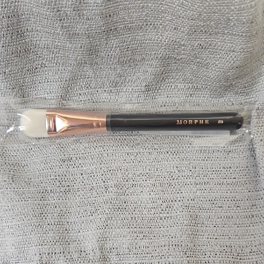 Morphe Brush with Black Handle and White Bristles